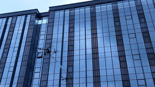 Latest company news about MYUAV DJI FC30 dual-cord high-altitude cleaning UAV completed efficient and environmentally friendly curtain wall cleaning operation