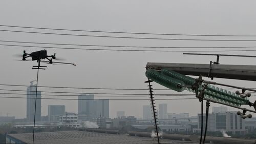 Latest company news about Breakthrough in Live-Line Cleaning of High-Voltage Insulators! MYUAV Drones Achieve Success in Practical Application