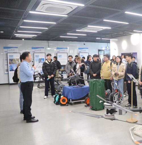 Latest company news about HKU Faculty and Students Visit MYUAV to Explore Cutting-Edge Applications of Tethered Drones